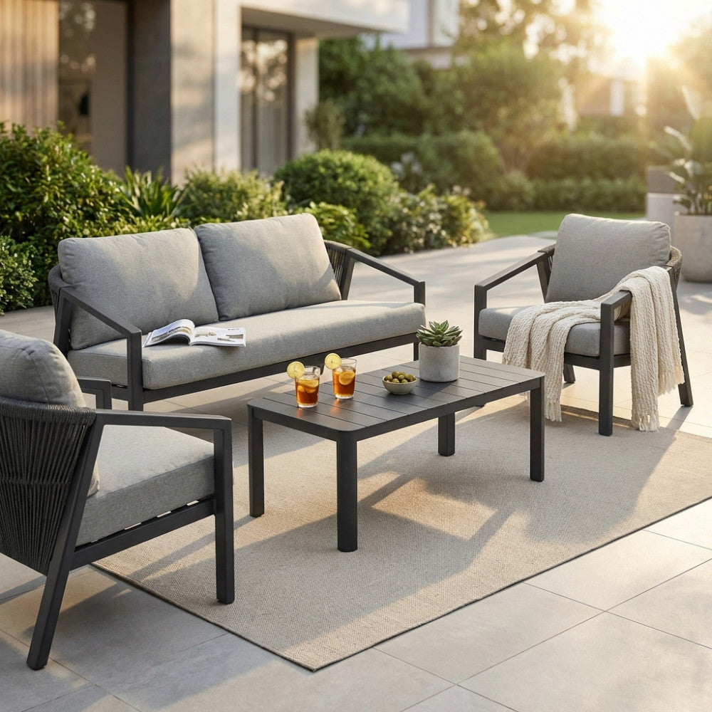 Set lounge Tijuana grigio antracite ambientato in un giardino moderno al tramonto.