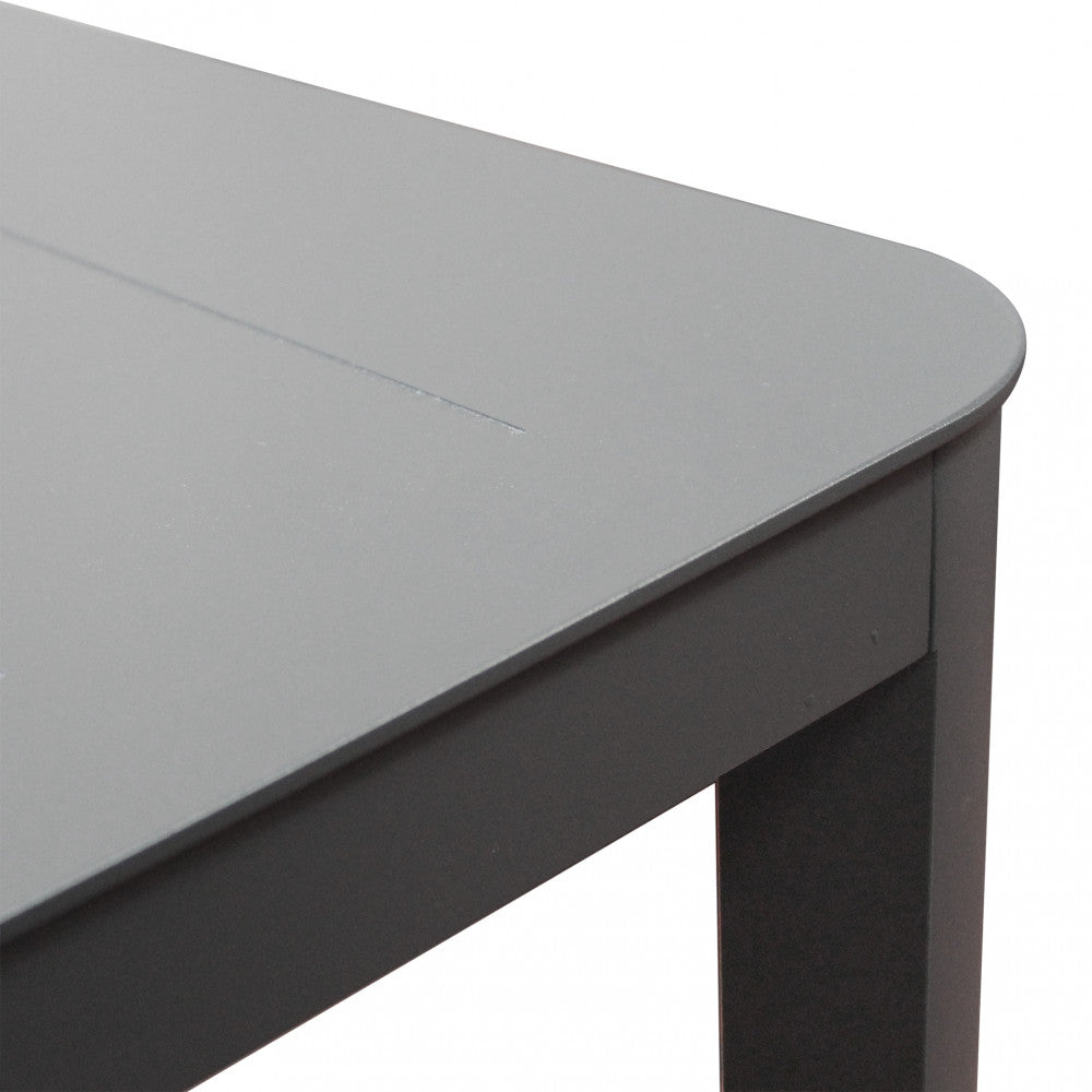 Dettaglio ravvicinato del tavolino in alluminio grigio antracite con finitura opaca.