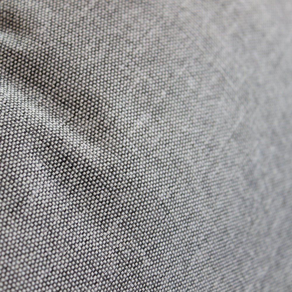 Texture del tessuto in poliestere riciclato grigio dei cuscini sfoderabili.