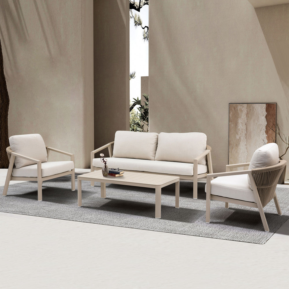 Salotto Tijuana in alluminio e corda beige posizionato su un tappeto grigio in un patio dal design minimalista.