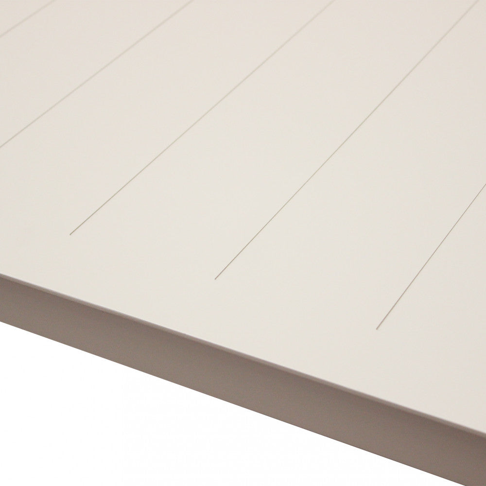 Dettaglio della superficie del tavolino da caffè in alluminio beige con eleganti scanalature lineari.