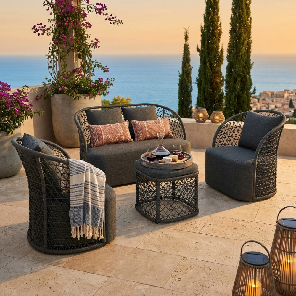 Vista angolare del salotto moderno Tucumã con divano, poltrone e pouf centrale in cotone e poliestere.