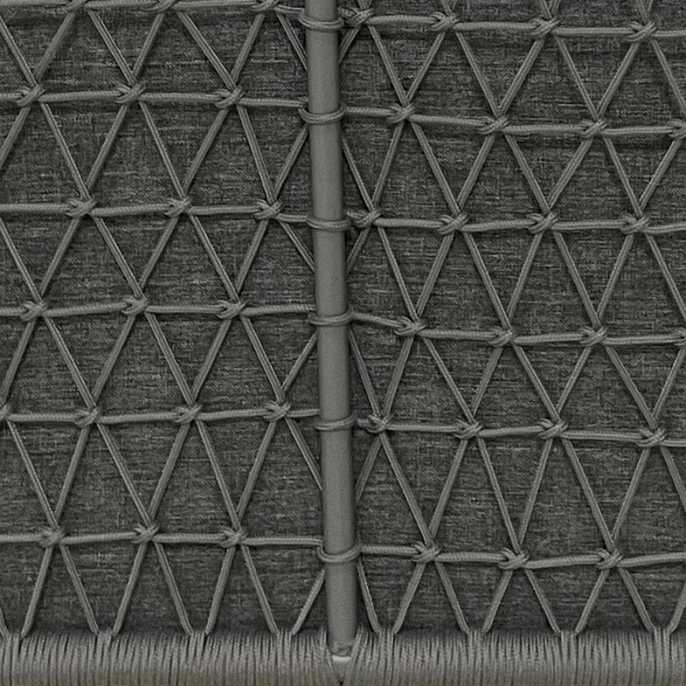 Particolare della trama geometrica dello schienale intrecciato del salotto Tucumã.