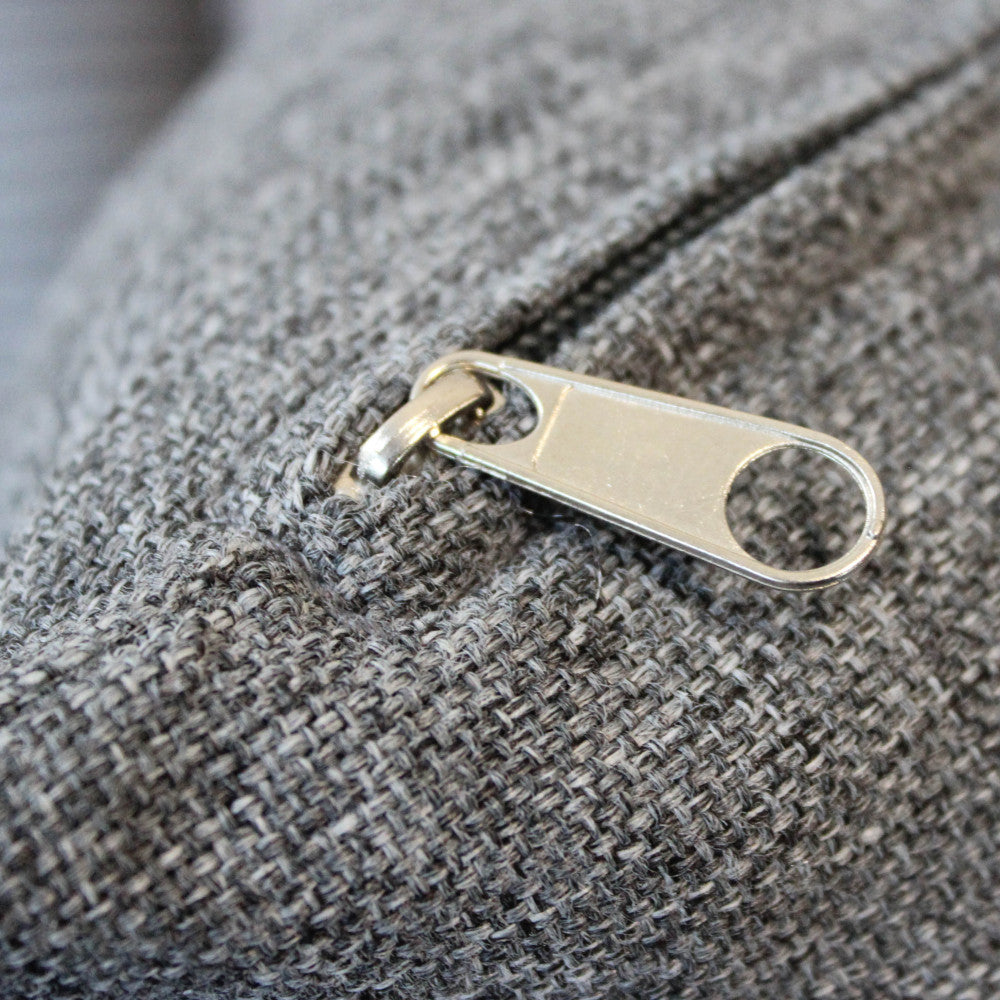 Macro sulla finitura della zip del cuscino, che mostra la robustezza del rivestimento.