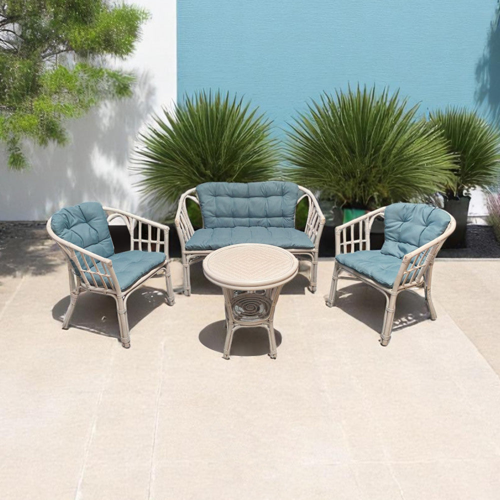 Moderna terrazza all'aperto con il salotto Turks in rattan bianco e azzurro, arricchito da piante architettoniche.
