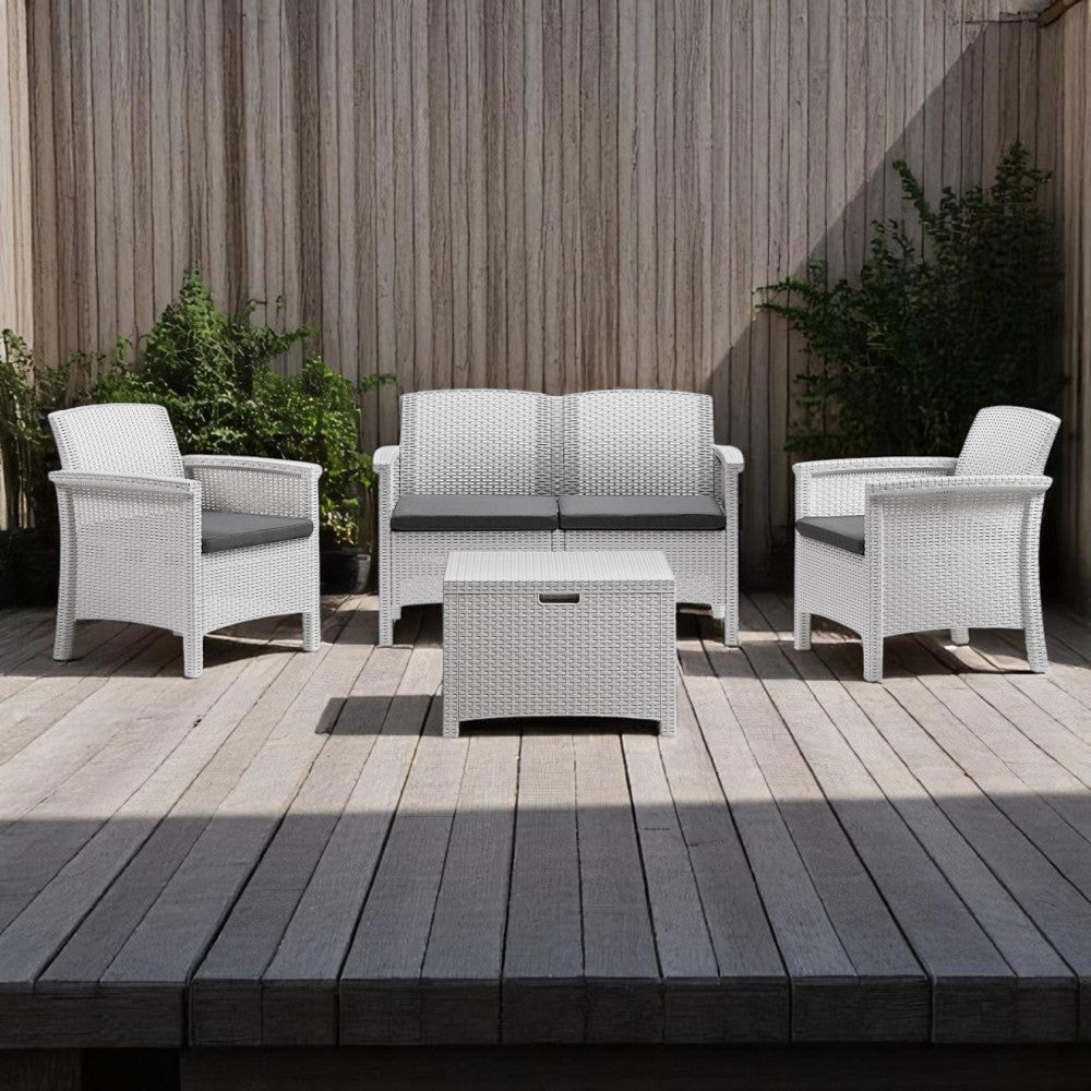 Salotto da giardino Venezia in polipropilene bianco, ambientato su una pavimentazione in legno all'interno di un patio moderno con pareti a doghe.