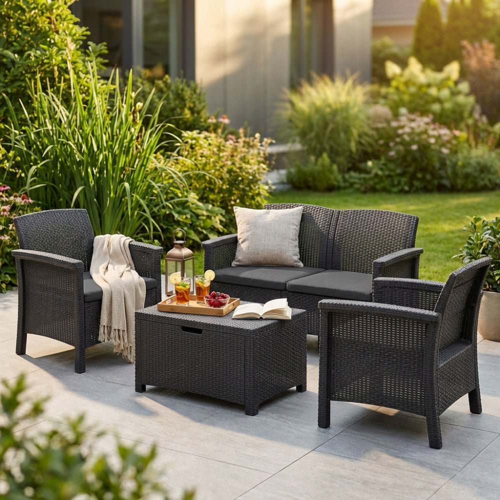 Set da esterno Venezia posizionato su una terrazza circondata da un rigoglioso giardino verde.