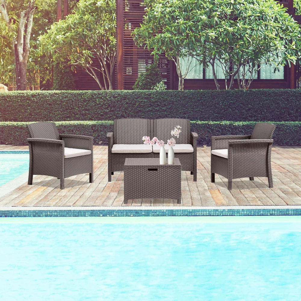 Il Salotto Venezia 2P completo, ambientato in un'area esterna con piscina e vegetazione rigogliosa, che mostra l'eleganza e il comfort per il relax all'aperto