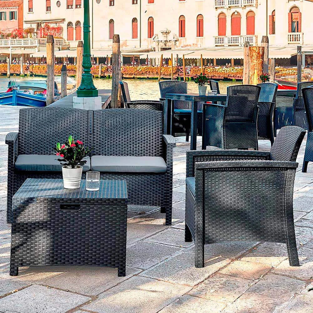Il Salotto Venezia 2P completo, ambientato in un'area esterna con piscina e vegetazione rigogliosa, che mostra l'eleganza e il comfort per il relax all'aperto