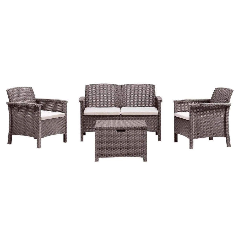 Set salotto da esterno Venezia 2P in plastica stampata effetto wicker color taupe con cuscini chiari, composto da divano a due posti, due poltrone e un tavolino contenitore, ambientato a bordo piscina in un giardino soleggiato. | Albert Stock