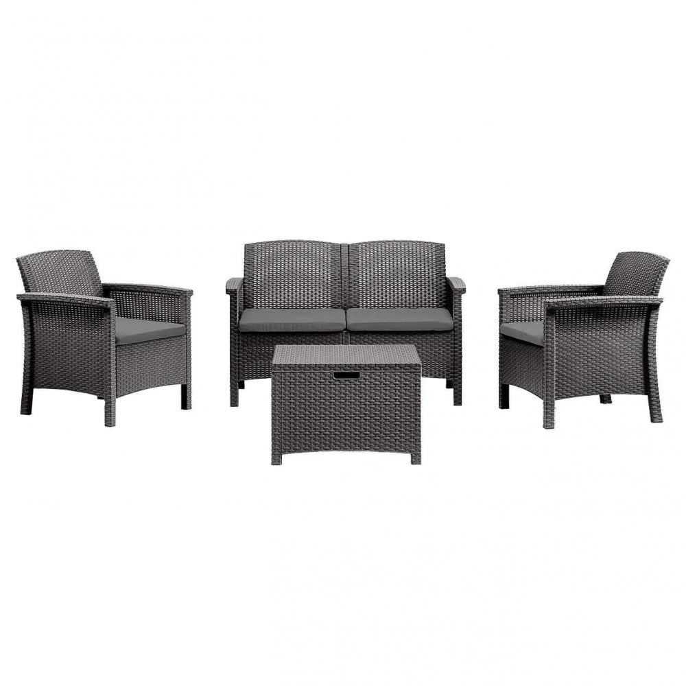 Set salotto da esterno Venezia 2P in plastica stampata effetto wicker color taupe con cuscini chiari, composto da divano a due posti, due poltrone e un tavolino contenitore, ambientato a bordo piscina in un giardino soleggiato. | Albert Stock