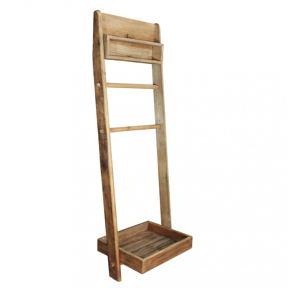 Vista frontale angolata dello scaffale Biddy vuoto, che mostra la struttura in legno massello e il vassoio inferiore.