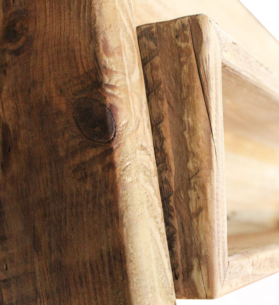 Primo piano ravvicinato dei giunti in pino riciclato, evidenziando la texture ruvida, i nodi naturali e le venature del legno.