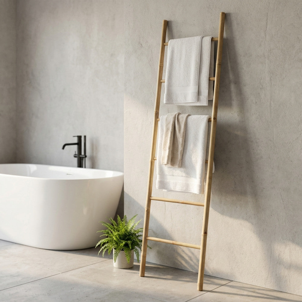 Scala decorativa in legno Mary 6 allestita in un bagno moderno e minimalista come elegante portasciugamani.
