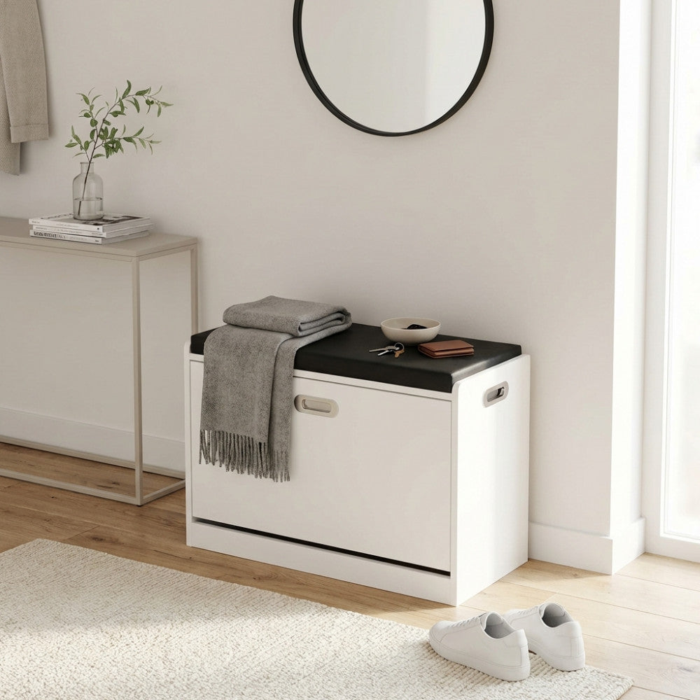 Scarpiera JACKLYN in legno bianco con seduta nera, ambientata in un ingresso luminoso con specchio rotondo e dettagli decorativi.