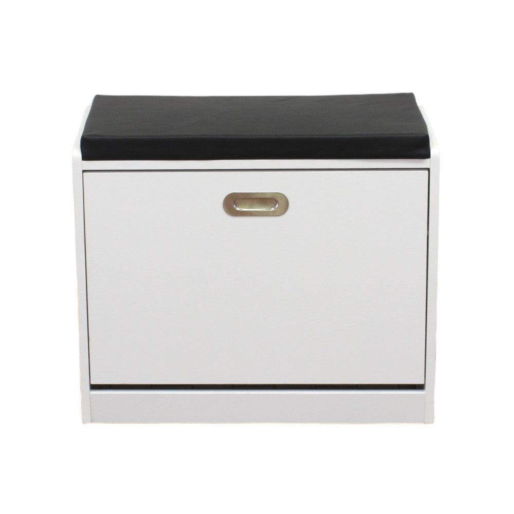 Inquadratura frontale della scarpiera chiusa su sfondo bianco, dal design compatto e minimalista.