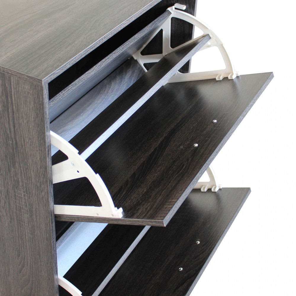 Vista ravvicinata dei ripiani interni aperti della scarpiera SALLY, pronti per accogliere le calzature.