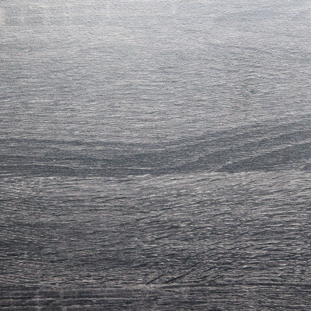 Dettaglio ravvicinato della texture materica e delle venature del legno grigio scuro della scarpiera SALLY.