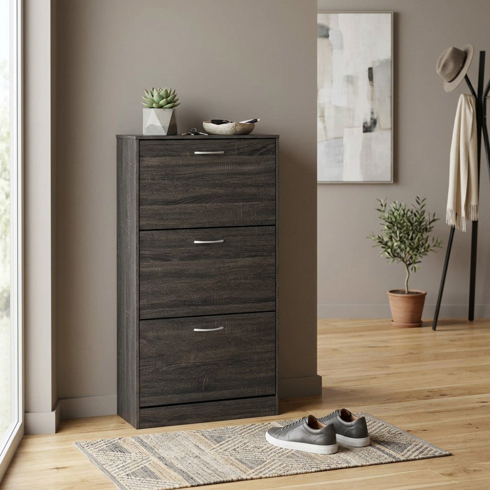 Scarpiera in legno grigio scuro ambientata in un ingresso moderno con decorazioni minimaliste.