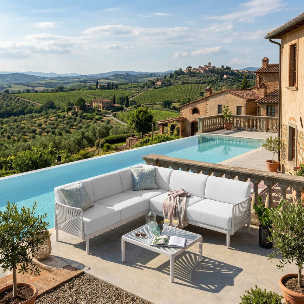 Divano angolare Guaranà bianco e grigio a bordo piscina, che mostra il dettaglio dello schienale intrecciato in polipropilene, in una villa di lusso in campagna.