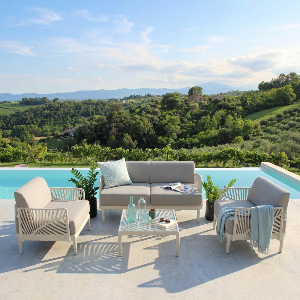 Salotto outdoor Guaranà color tortora a bordo piscina con vista panoramica sulle colline.