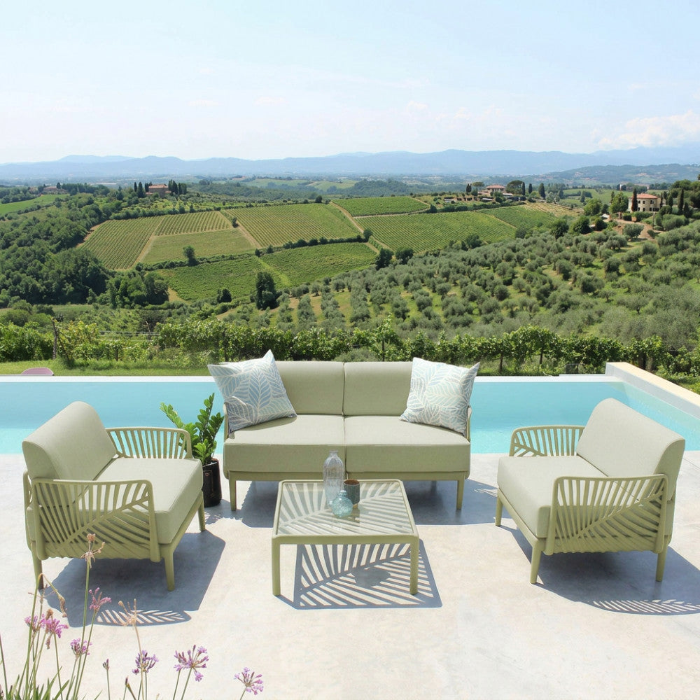 Salotto da esterni Guaranà verde oliva a bordo piscina con vista sulle colline.