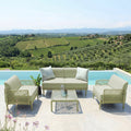 Salotto da esterni Guaranà verde oliva a bordo piscina con vista sulle colline.