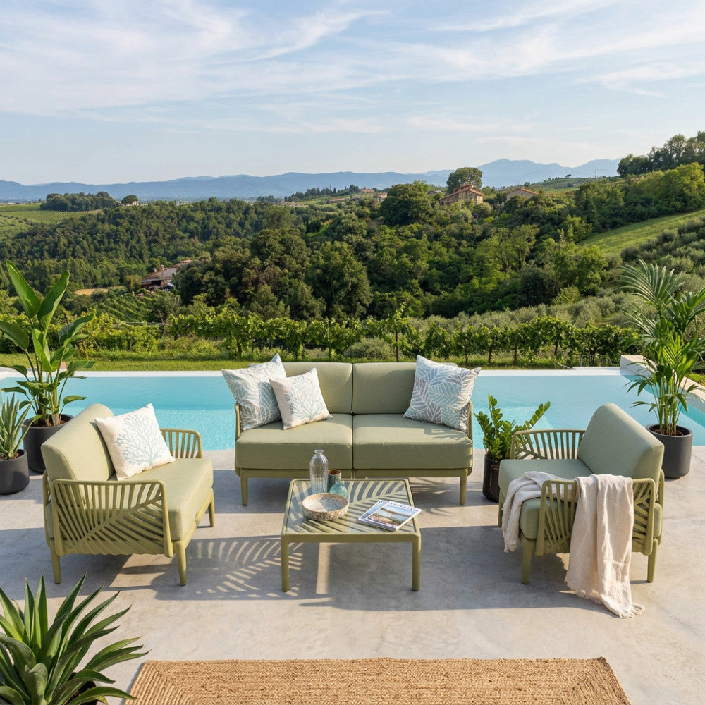 Dettaglio del salotto outdoor Guaranà con schienale angolare e cuscini decorativi.