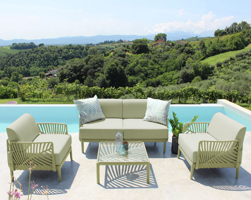 Composizione completa del salotto Guaranà verde oliva in un lussuoso giardino panoramico.