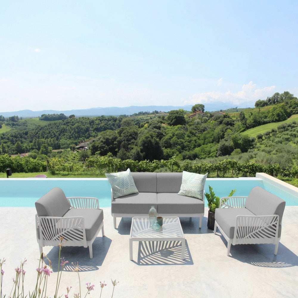Salotto da esterni Guaranà con schienali in polipropilene bianco grigio a bordo piscina.
