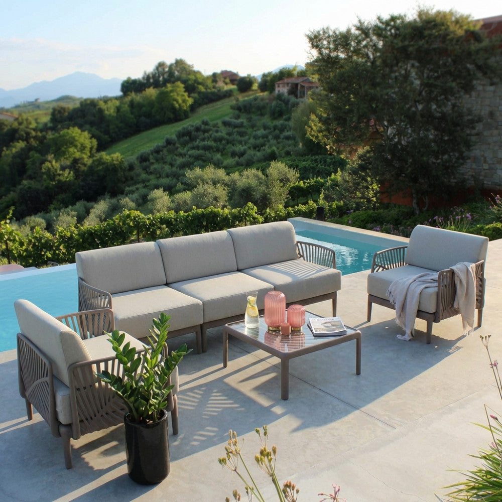 Salotto outdoor Guaranà color taupe a bordo piscina con vista panoramica sulle colline.