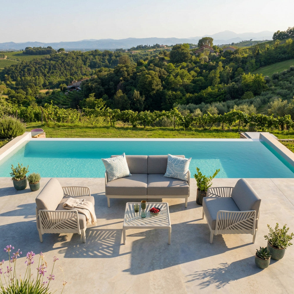 Salotto da esterni Guaranà color tortora a bordo piscina con vista panoramica sulle colline.