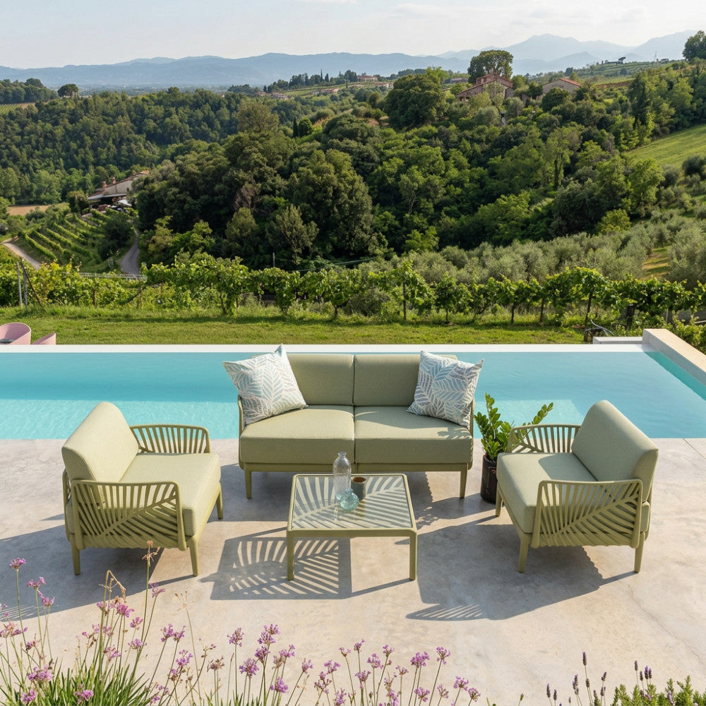Salotto outdoor Guaranà verde oliva con schienali in polipropilene a bordo piscina, circondato da un paesaggio collinare.