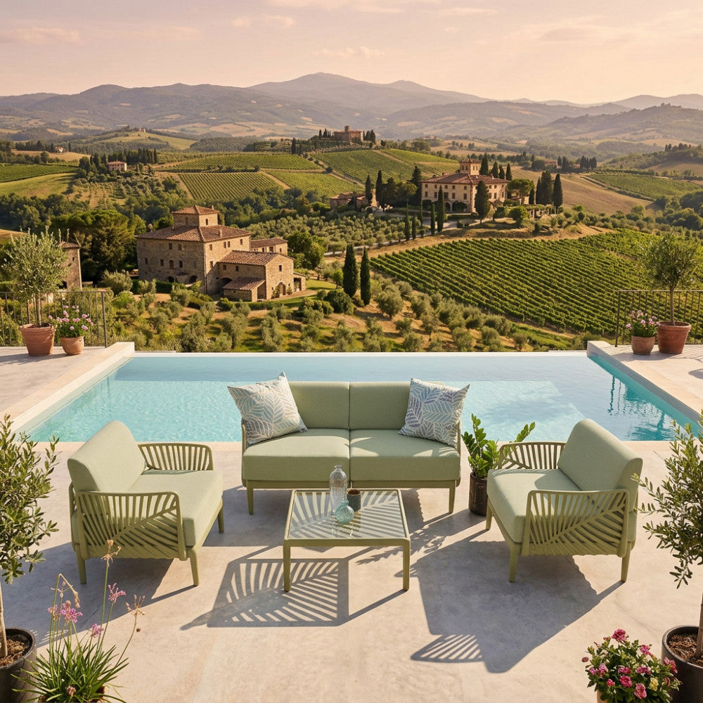 Set lounge Guaranà al tramonto, con divano e poltrone verde oliva su una terrazza panoramica affacciata sui vigneti toscani.