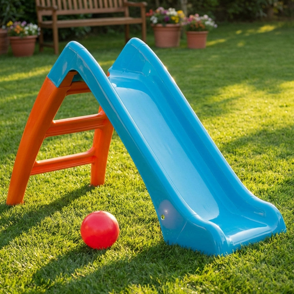 Scivolo AL806845 in plastica azzurra e arancione posizionato su un prato verde illuminato dal sole, con una palla rossa alla base.