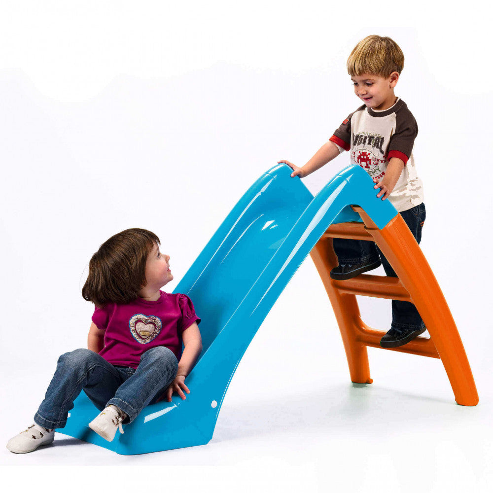 Due bambini che giocano felicemente sullo scivolo AL806845 in plastica su sfondo bianco, evidenziando la sicurezza e l'ergonomia della struttura.
