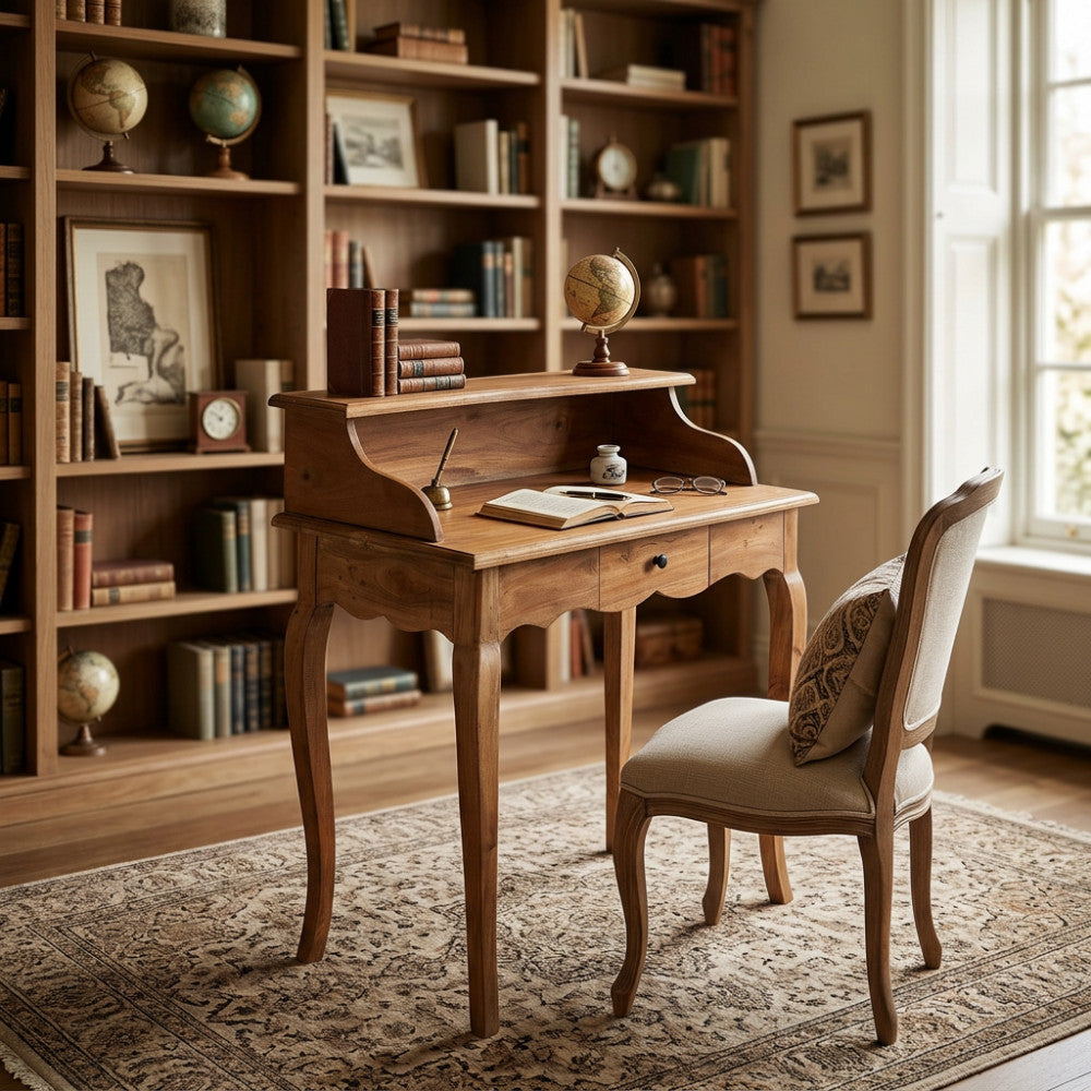 Scatto ambientato dello scrittoio in legno marrone chiaro in una classica libreria con sedia e mappamondo.