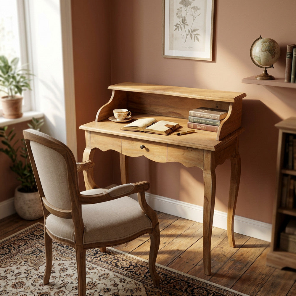 Scatto ambientato dello scrittoio in una stanza soleggiata, decorato con libri e una tazza da tè.
