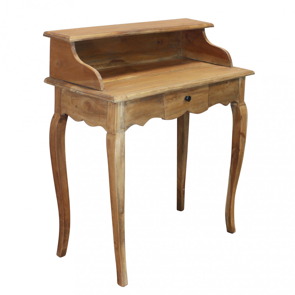 Scatto in studio dello scrittoio in legno marrone chiaro, vista angolata con cassetto chiuso.