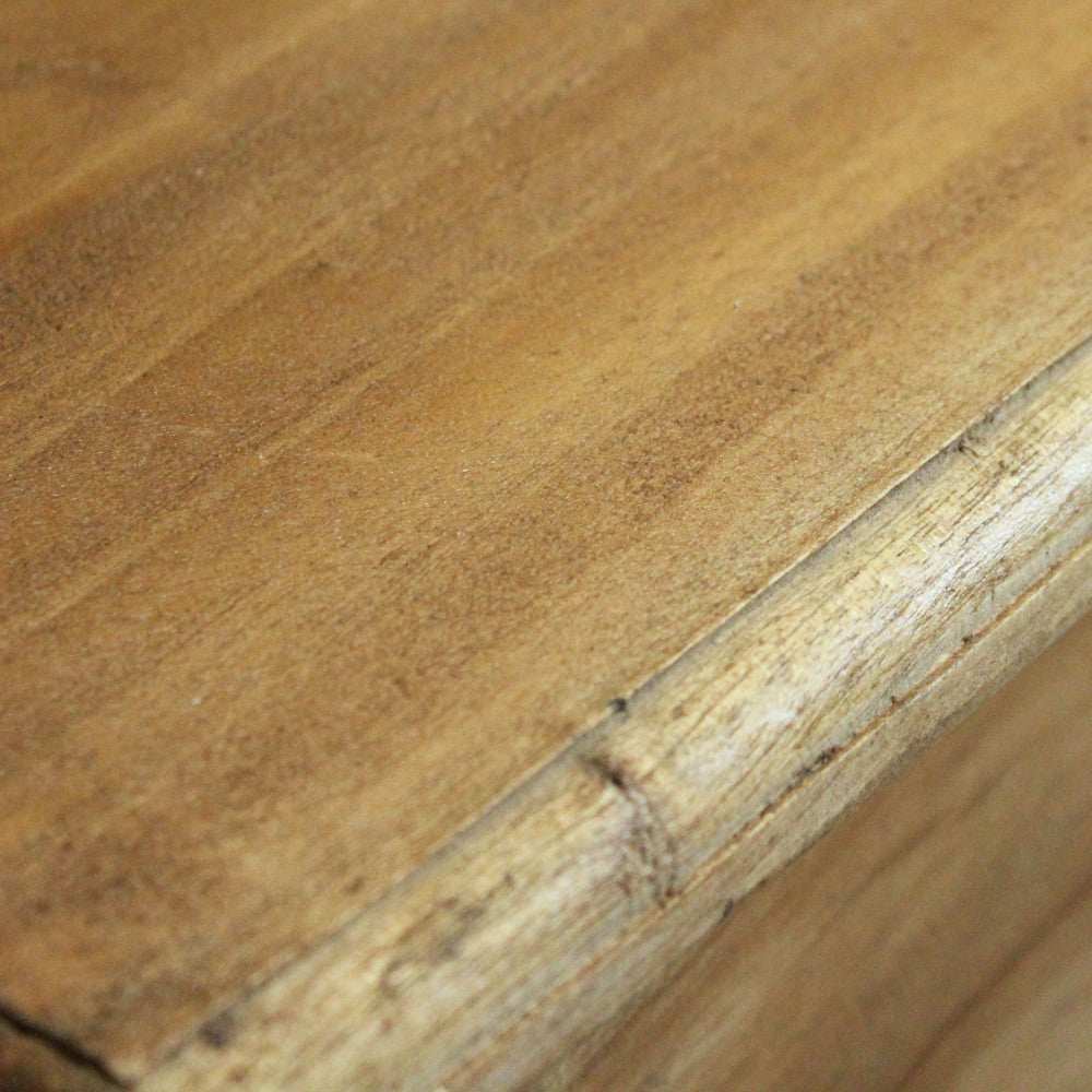 Dettaglio ravvicinato delle venature del legno marrone chiaro e della finitura liscia dei bordi.