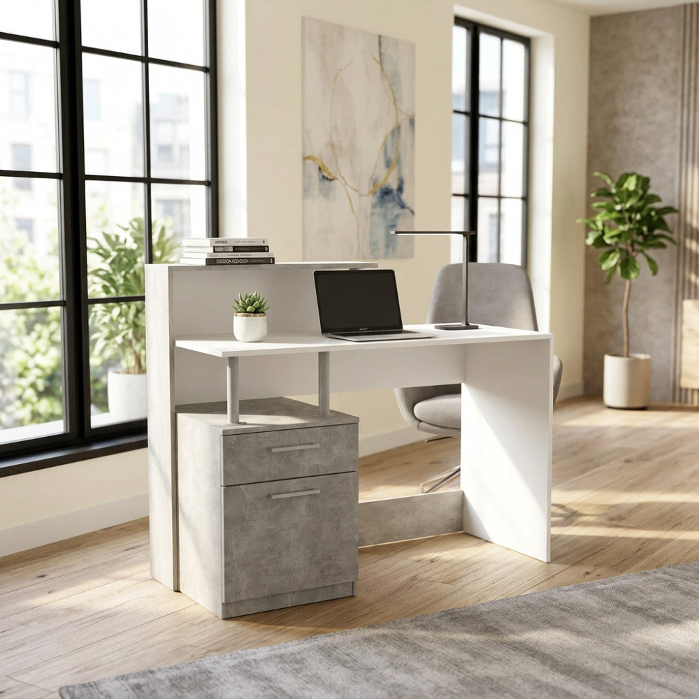 Vista angolare della scrivania in truciolare bilaminato con laptop, in un elegante soggiorno.