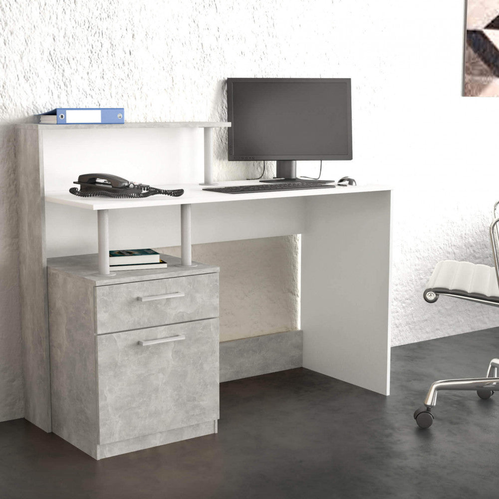 Scrivania dal design industriale con monitor, ambientata in una stanza con pareti materiche.