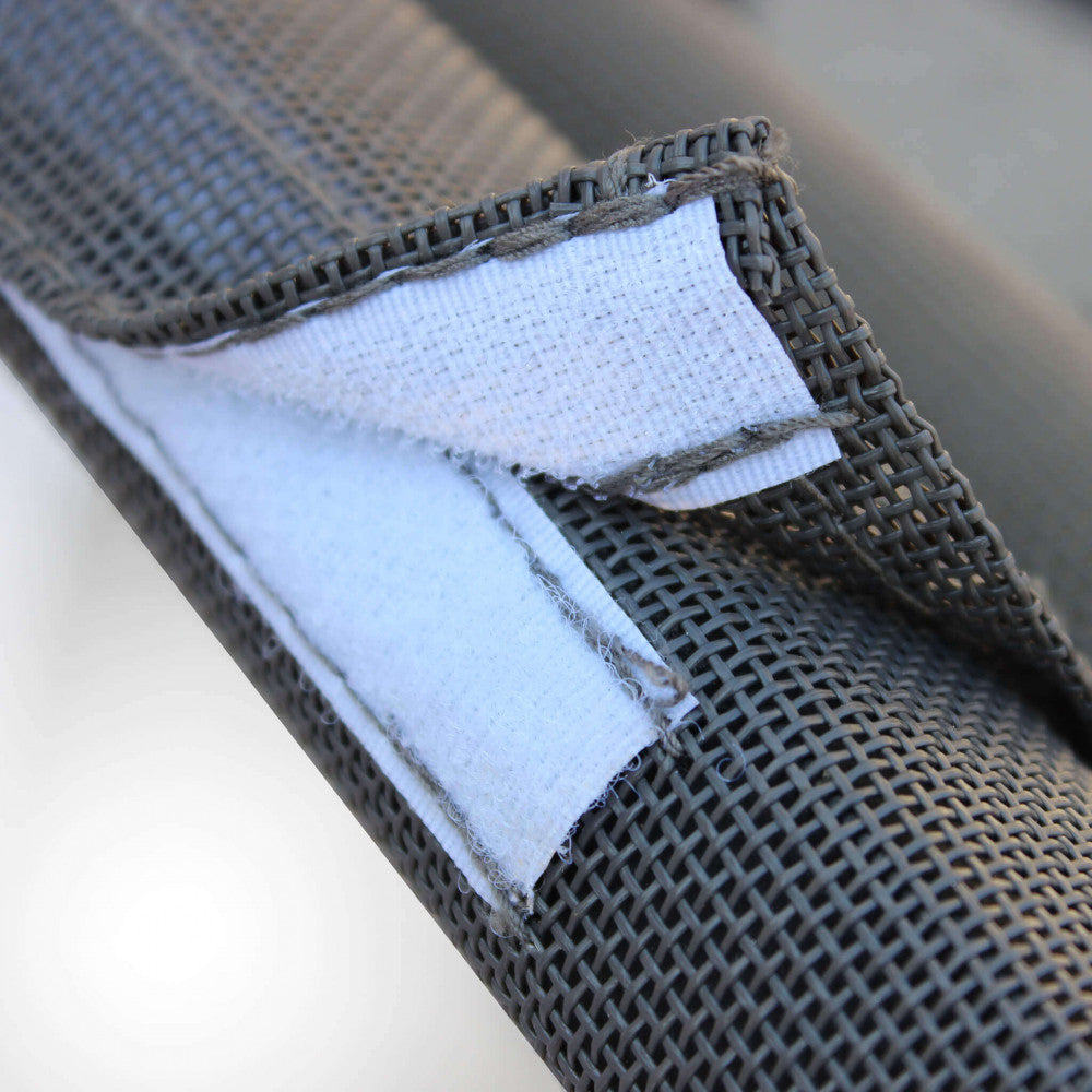 Dettaglio ravvicinato del tessuto in textilene traspirante e del sistema di fissaggio in velcro del poggiatesta.