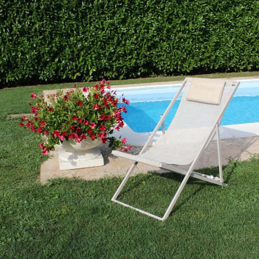Sdraio Avana Tortora con struttura in alluminio e schienale reclinabile in textilene, ideale per piscina e giardino, ambientato bordo piscina