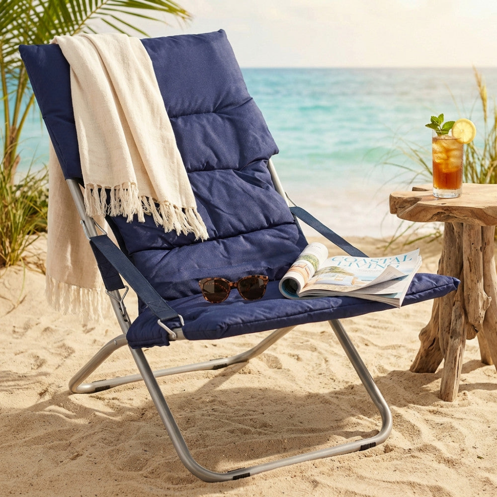 Sdraio pieghevole Cosma Modello BC807823-BLU blu navy ambientata in spiaggia