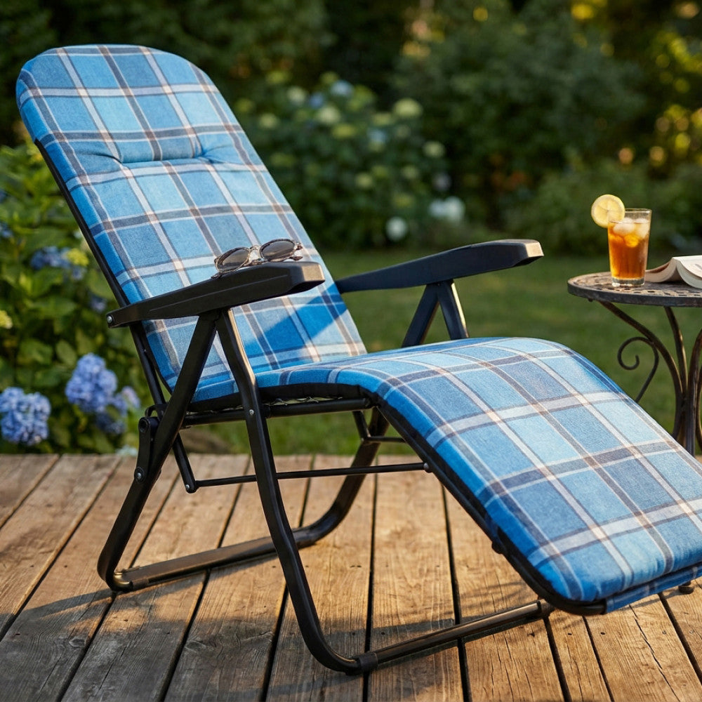 Sdraio relax in acciaio e tessuto tartan blu ambientata su una terrazza in legno naturale.
