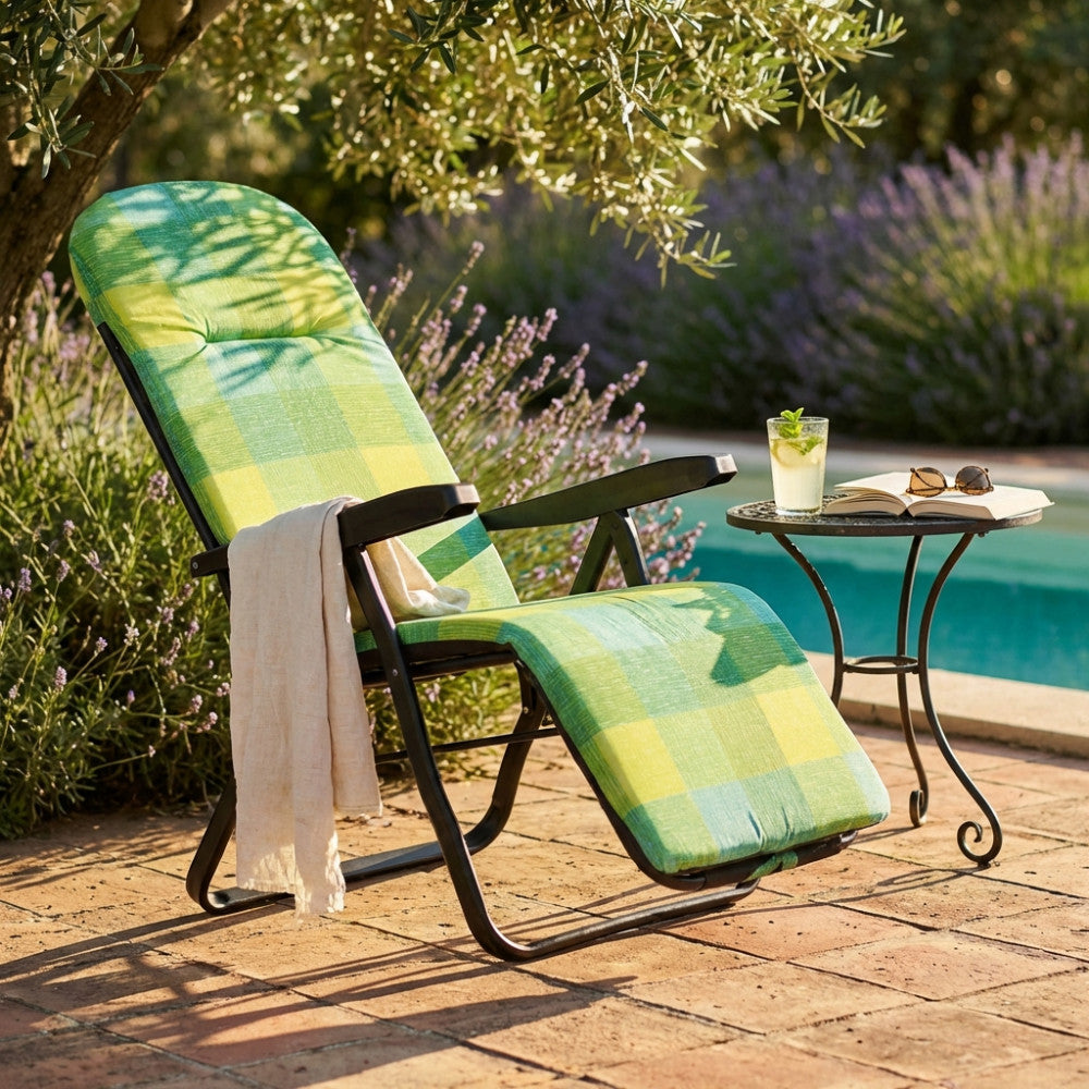 Poltrona relax Cipro in acciaio e tessuto scozzese verde e giallo, ambientata a bordo piscina.