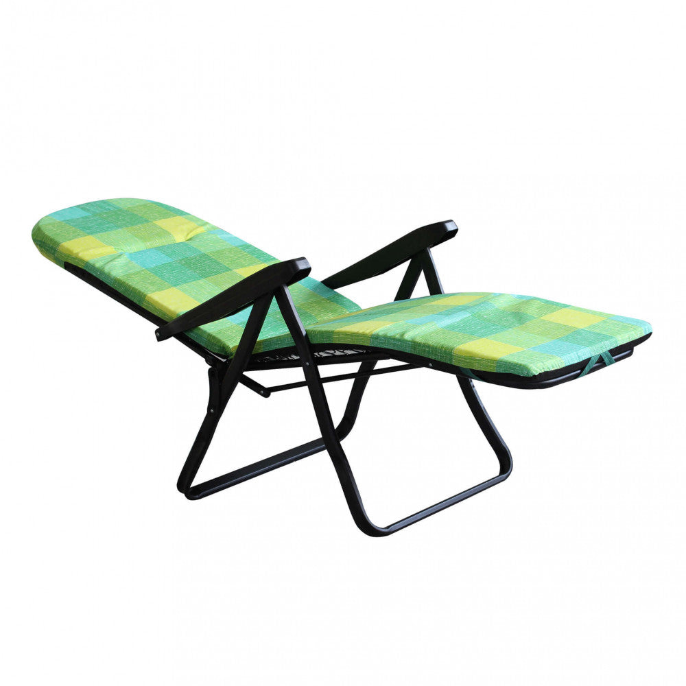 Vista frontale inclinata della poltrona relax Cipro con struttura in acciaio nero su sfondo bianco.
