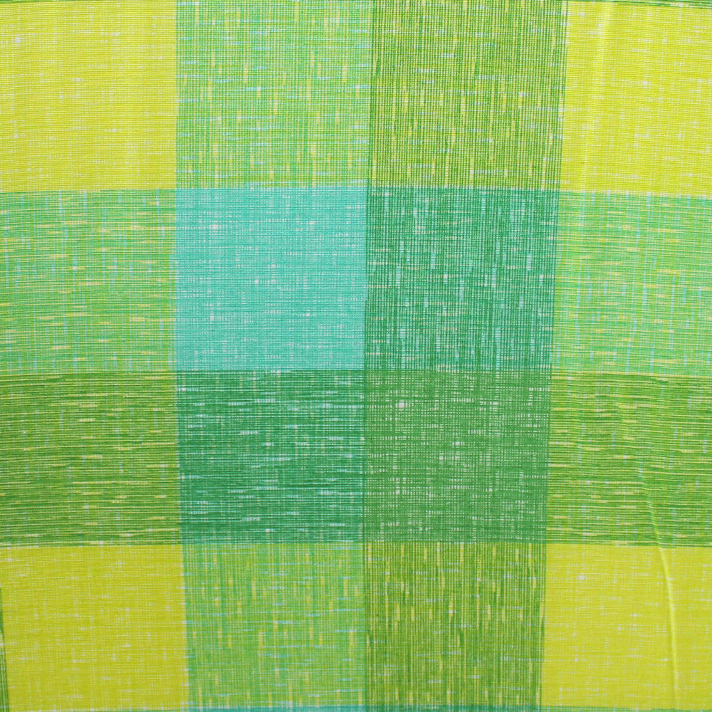 Macro sulla trama tattile del tessuto scozzese verde, giallo e azzurro della poltrona Cipro.