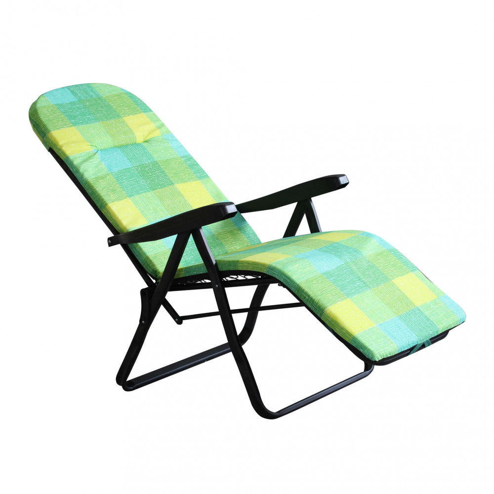 Prospettiva a tre quarti della poltrona relax Cipro completamente reclinata su sfondo bianco.